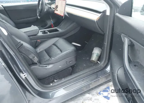 2022 Tesla Model Y Long Range Dual Motor All-Wheel Drive z USA, uszkodzony, nr VIN 7SAYGDEE0NF382309